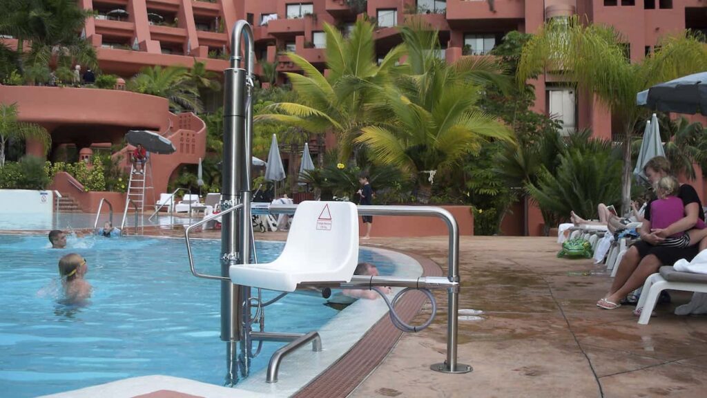 accesibilidad piscinas elevador acuatico 03